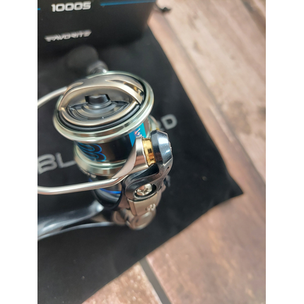 Котушка Favorite Blue Bird 1000S (2025), низькопрофільна шпуля, підшип. 9+1, швидкість: 5.2:1, Розмір шпулі: 1000S, фото , изображение 9