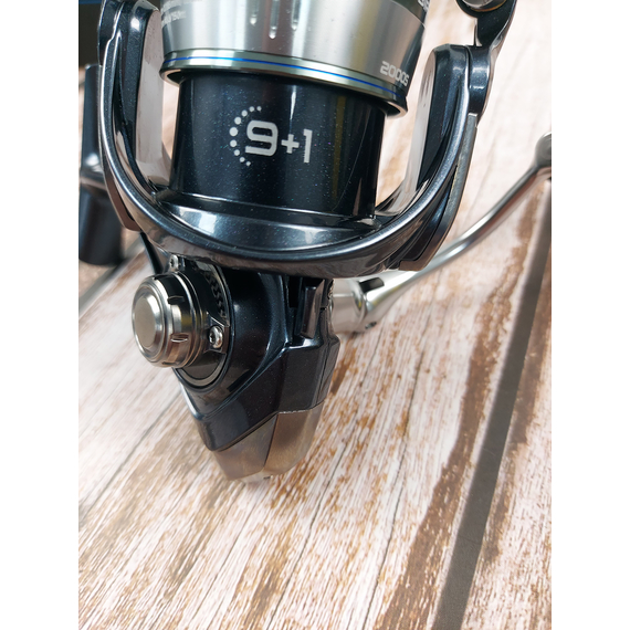 Котушка Favorite Blue Bird 2000S (2025), низькопрофільна шпуля, підшип. 9+1, швидкість: 5.2:1, Розмір шпулі: 2000S, фото , изображение 9